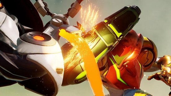 Close-up van Samus in haar rood, blauwe en groene pak die een oranje energiestraal afvuurt op een mechanisch wezen.