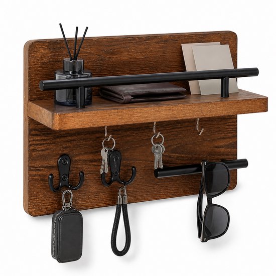 Houten wandrek met sleutelhangers, zonnebril, portemonnee, geurdiffuser en kaarten.
