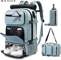 Lichtblauwe Bange rugzak met een rolrol bovenaan, een waterfleshoes en een tas in handbagageformaat.