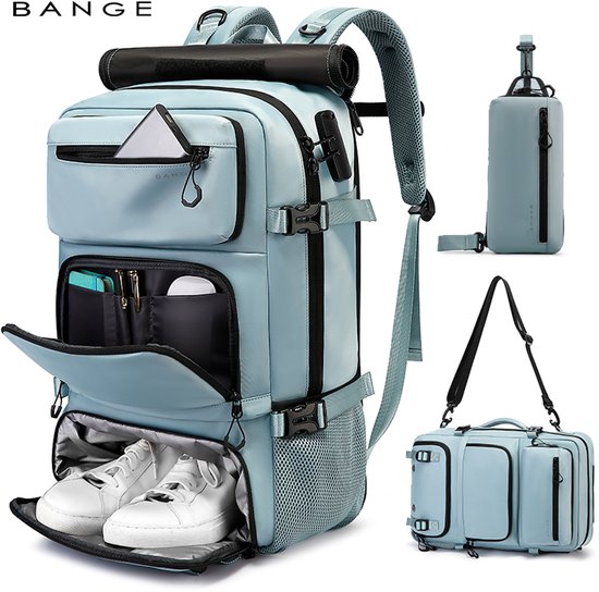 Lichtblauwe Bange rugzak met een rolrol bovenaan, een waterfleshoes en een tas in handbagageformaat.