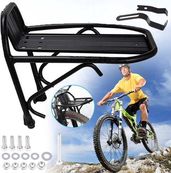 Zwarte, universele fietsvoordrager van metaal, met een platte bagagedrager en montageonderdelen. Inclusief afbeelding van een mountainbiker met deze drager.