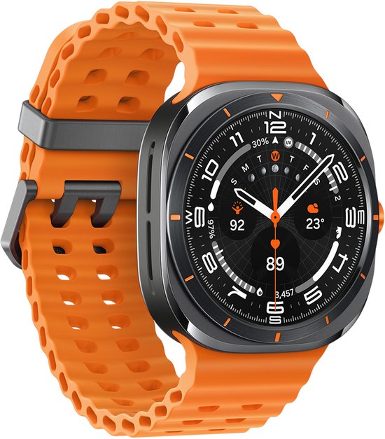 Grijze smartwatch met oranje band, digitaal display met wijzers en oranje accenten.