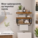 Houten wandplanken met metalen frame, met handdoeken, toiletrollen en planten.