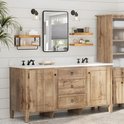 Houten wandplanken met metalen frame in een badkamer met dubbele wastafel.