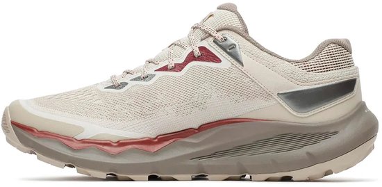 Zijprofiel van beige Merrell trailschoen met rode en taupekleurige details op de zool en veters.