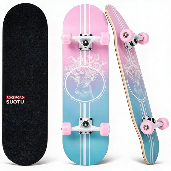 Zwarte skateboard deck met Rockroad Suotu logo. Andere skateboards met een roze en blauwe ombre met herten en bloemen illustratie. Roze wielen.