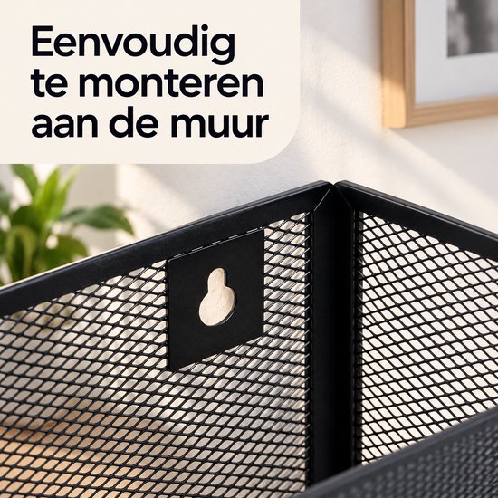 Close-up van het ophangoog van de zwarte metalen wandorganizer.