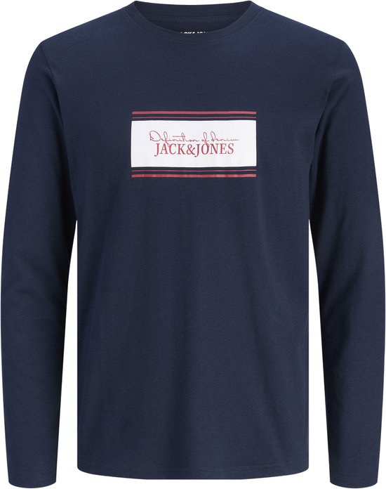 Donkerblauw Jack & Jones T-shirt met lange mouwen en een wit label met rode tekst en rode strepen op de voorkant.