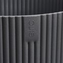 Donkergrijze Elho Vibes Fold bloempot met verticale ribbels en het Elho logo.