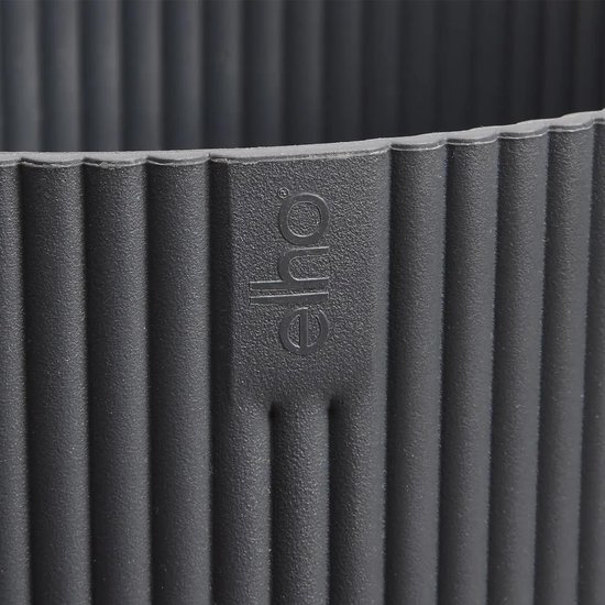 Donkergrijze Elho Vibes Fold bloempot met verticale ribbels en het Elho logo.