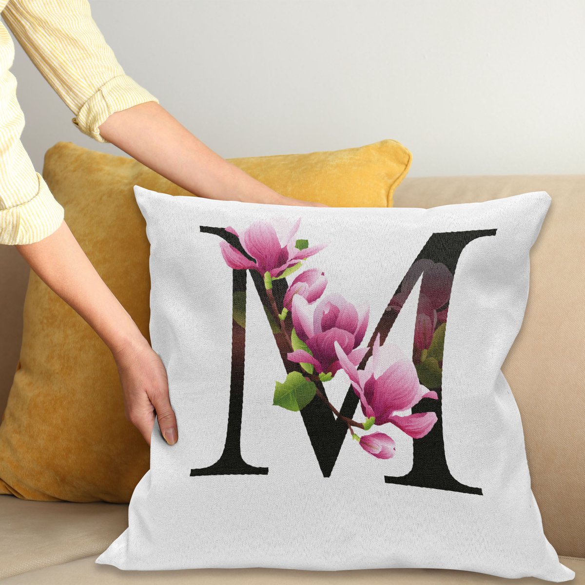 ABAKUHAUS Letter M Kussenhoes, M met Magnolia Bloemen, Van Kleurechte Wasbare Stof, Dubbelzijdige Print met Stevige Ritssluiting, 50 x 50 cm, Zwart Groen Roze