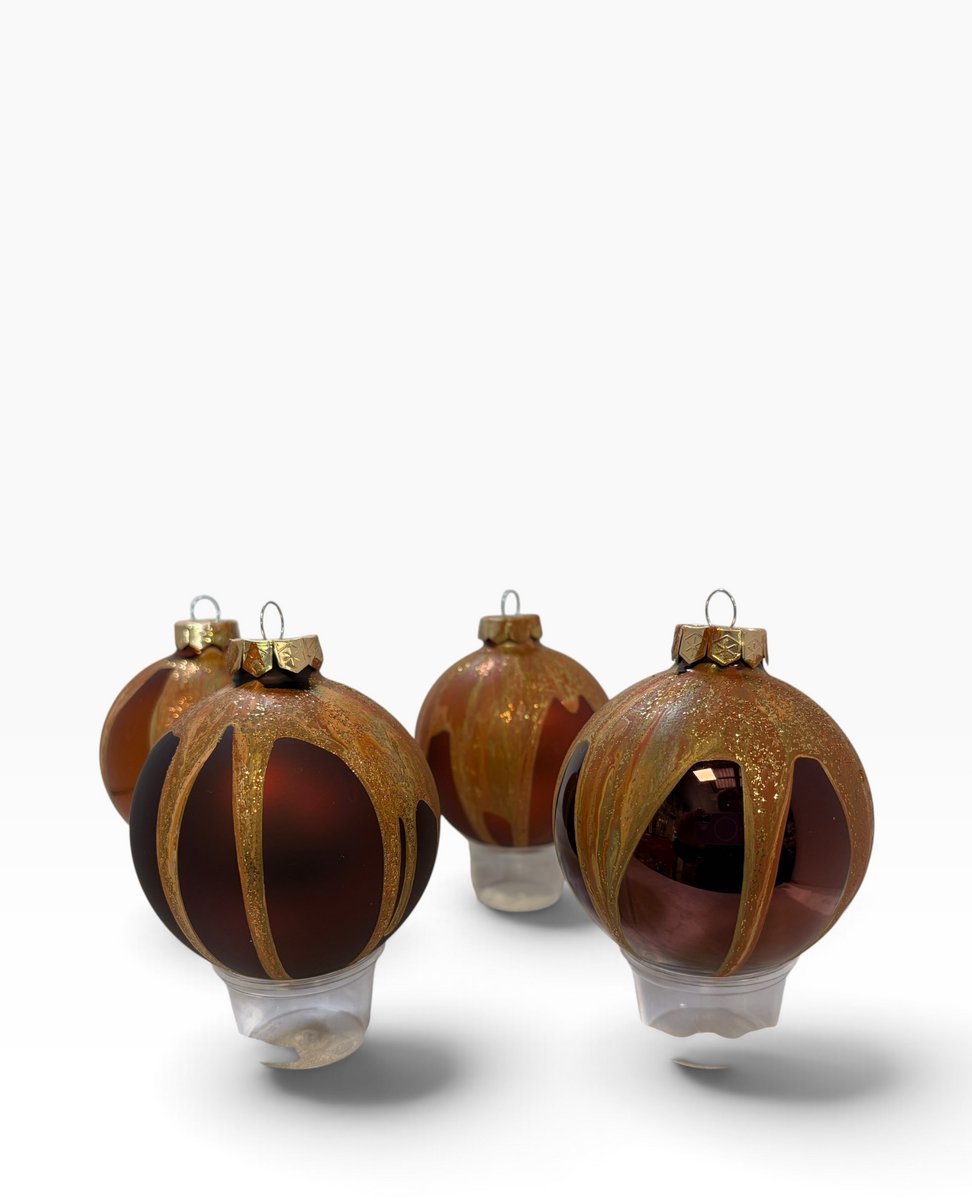 Set van 4 Handbeschilderde Kerstballen – Bruin & Brons – Ø 8 cm – Uniek door Riek van de Bor