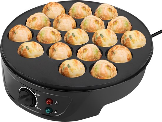 Zwarte elektrische takoyakiplaat met 18 gouden takoyaki, gevuld met groenten. Bedieningsknop aan de voorkant.