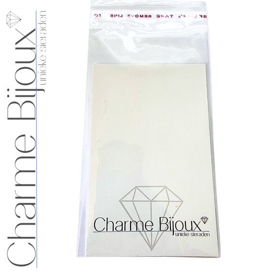 Verpakking met "Charme Bijoux unieke sieraden" logo op een witte kaart.