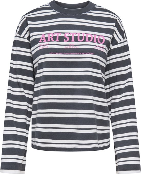 Grijze longsleeve met witte strepen, met 'ART STUDIO' op de voorkant in roze letters.