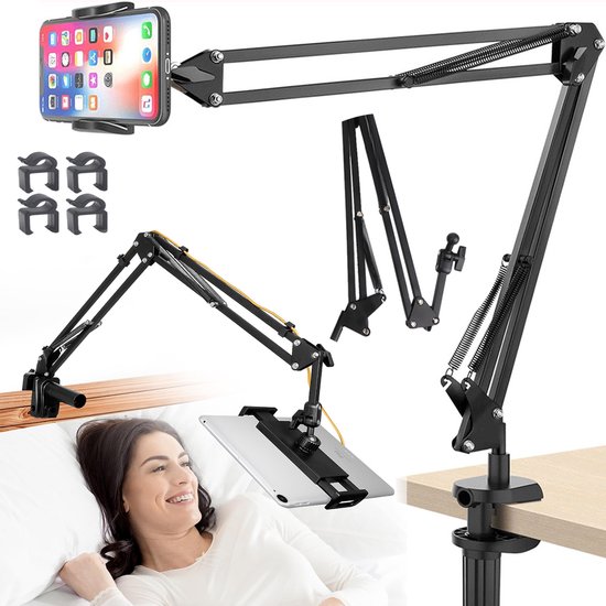 Een vrouw in bed met een tablet in een armhouder, en een smartphone in een andere armhouder.