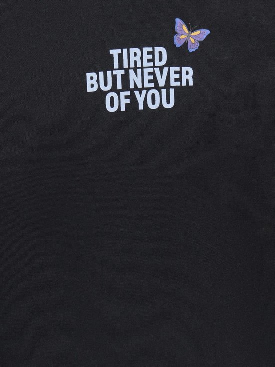 Zwarte trui met tekst 'TIRED BUT NEVER OF YOU' en een vlinderprint.
