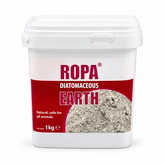 Witte emmer ROPA Diatomaceous Earth met rode band en tekst. Close-up van het poeder.