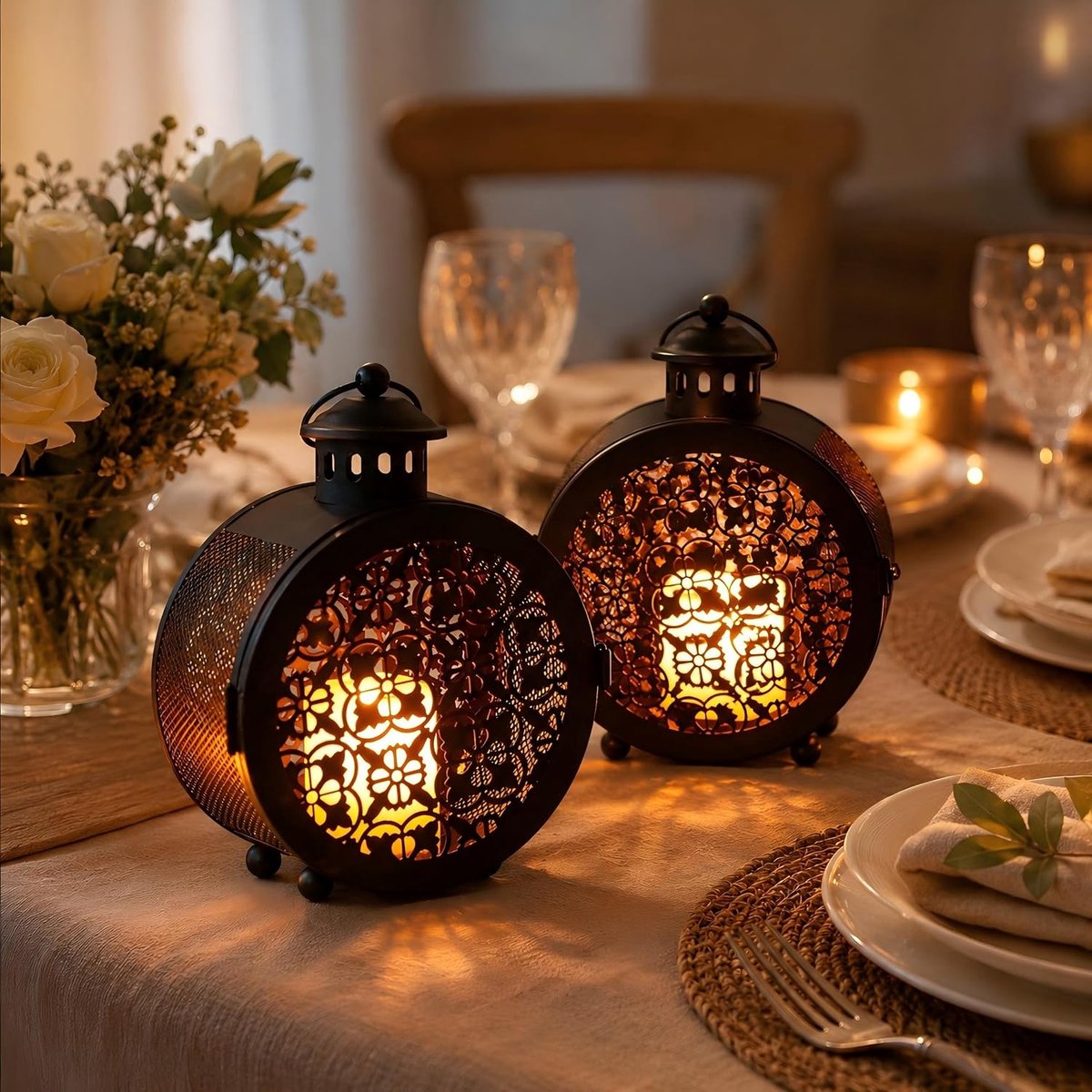 Set van 2 ronde vintage metalen kaarslantaarns 19 cm H decoratieve hangende kandelaars voor binnen buiten pariteiten bruiloften, terras en tuin (zwart, hol retro patroon)