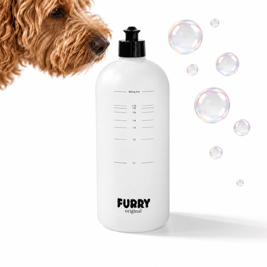 Witte doseerfles van Furry Original met meetverdeling en zwarte dop, naast een bruine hond.