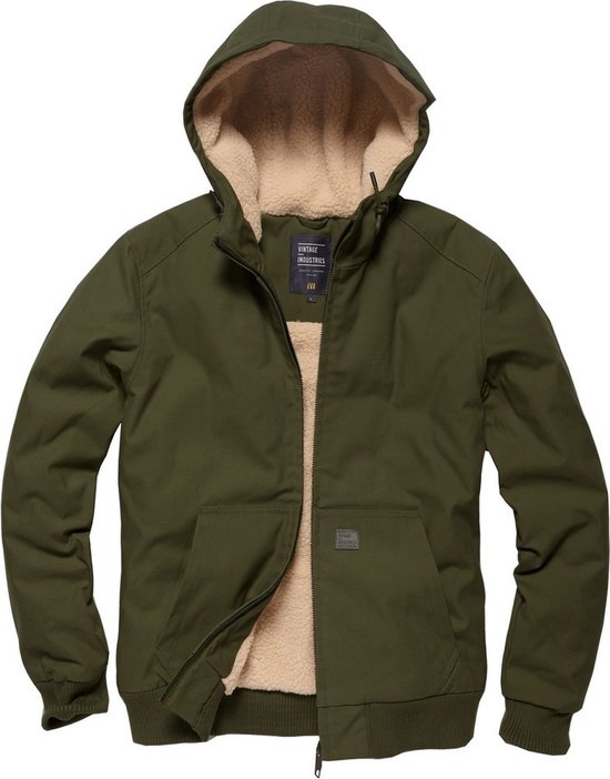 Olijfgroene winterjas van Vintage Industries met teddy voering en capuchon. Rits aan de voorkant en twee steekzakken.