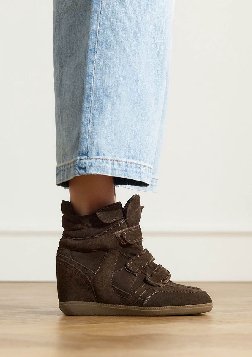 Manfield - Dames - Donkerbruine suède sneakers met sleehak - Maat 42