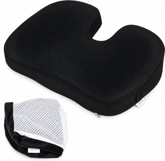 Zwart ergonomisch zitkussen met een U-vormige uitsparing en een mesh hoes. Inclusief een wit en zwart ademend hoesje.