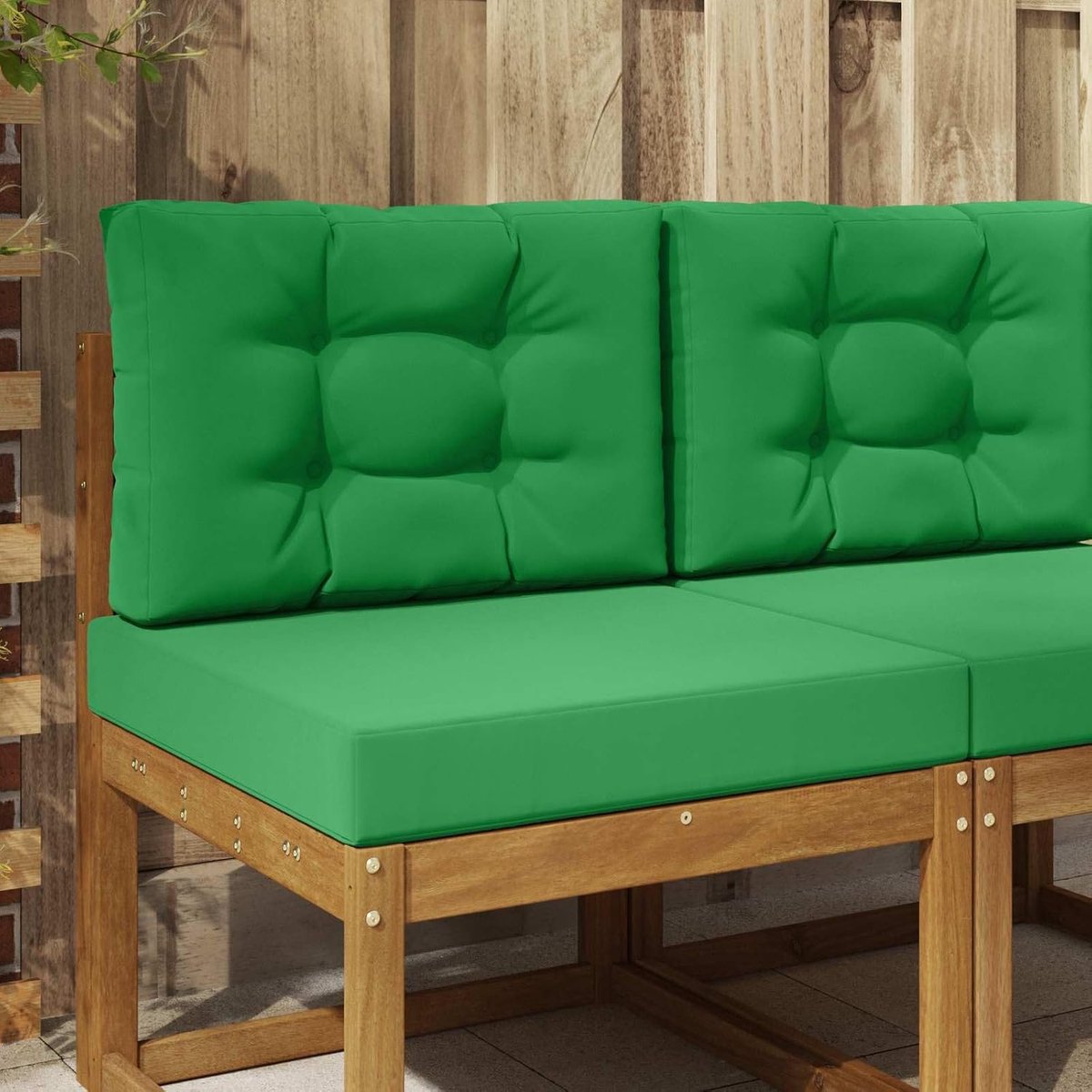 Groen bankkussen voor buiten, set van 2 met polyester overtrek, ondersteunende schuimvulling en goede veerkracht voor langdurig zitcomfort op terras of balkon.