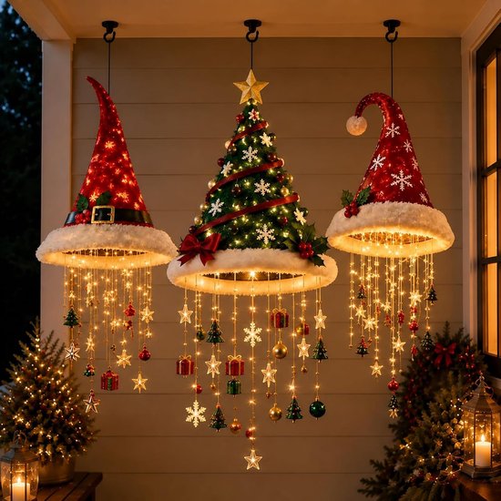 Drie hangende kerstmutsdecoraties met warme lichtjes en kerstfiguurtjes.
