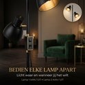 Zwarte staande lamp met twee richtbare lampenkappen en schakelaar. Gouden details. Tekst: Bedienen elke lamp apart.