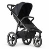 Zwarte Deryan kinderwagen met grote achterwielen en een kleiner voorwiel. Stoffen zonnekap en boodschappenmand.