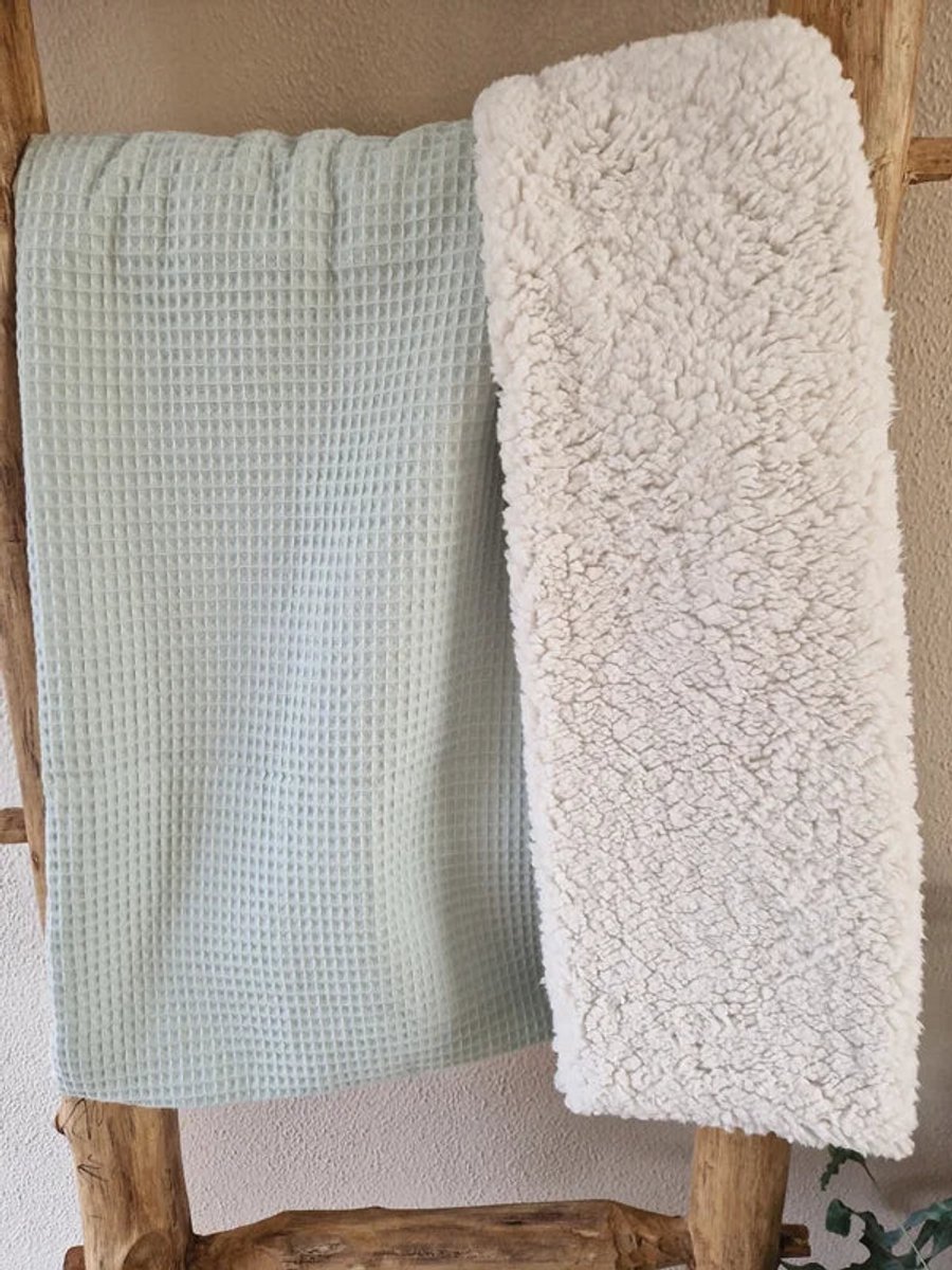 Baby Creaties - Baby dekentje - Licht oud groen teddy 100x70cm - Zacht comfort