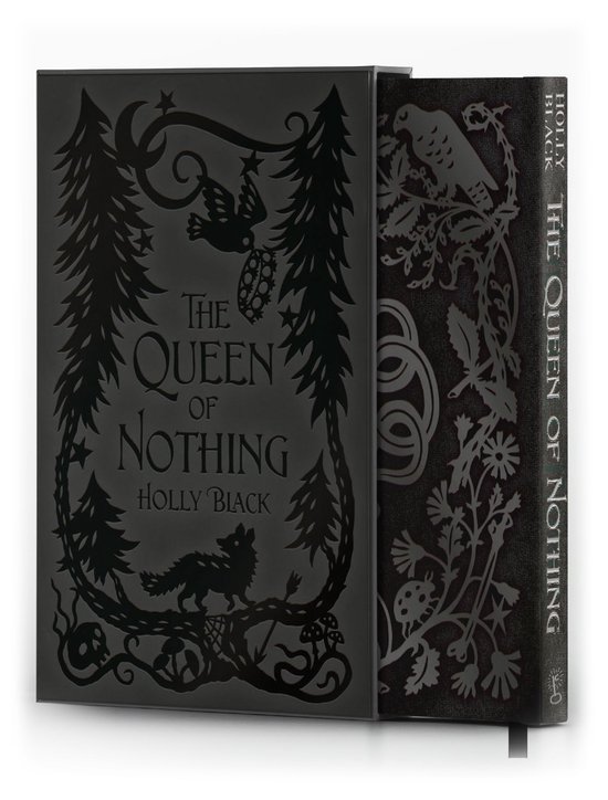Boek met donkergrijze omslag, met silhouetten van bomen, een wolf, een vogel en een maan. De titel 'The Queen of Nothing' staat in het midden.