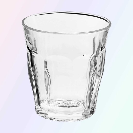 Un verre Duralex Picardie vide avec des côtes verticales, sur un fond dégradé doux.