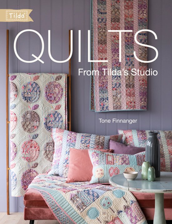 Boekomslag 'Quilts From Tilda's Studio' met kleurrijke, gebloemde quilts en kussens in een interieur.