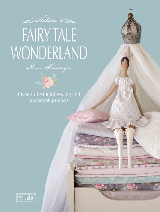 Boekomslag: pop met kroontje op stapel kussens onder een hemelbed, titel Tilda's Fairy Tale Wonderland.