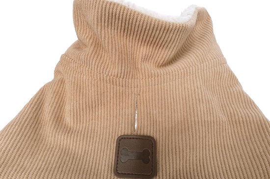 Close-up van beige corduroy hondenjas met witte pluche kraag en een bruin botvormig embleem.