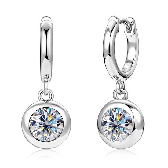 Zilverkleurige oorringen met een ronde, fonkelende moissanite hanger in een gladde zetting.