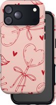 Roze hoesje met rood hartjespatroon, gedeeltelijk over de zwarte binnenlaag van de telefoon geschoven.