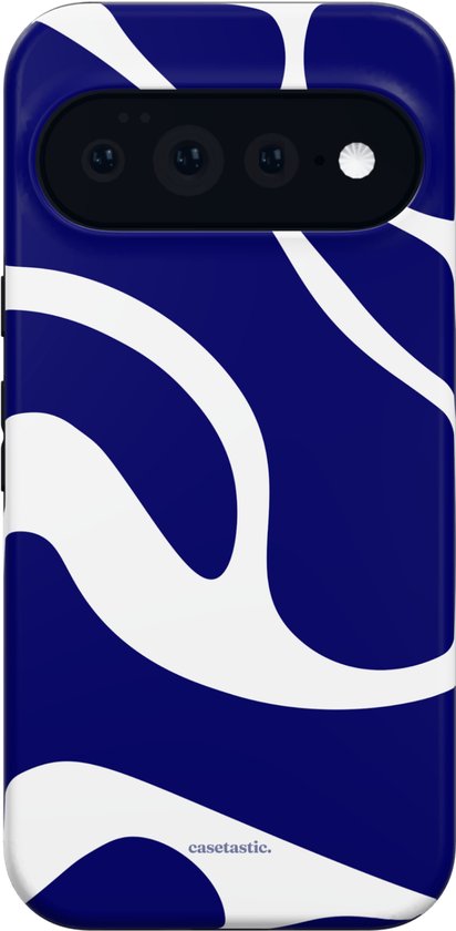 Achterzijde van smartphone met blauw-witte abstracte golvenprint.