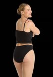 Model draagt een zwarte bikini slip en bijpassende zwarte top met spaghettibandjes op een witte achtergrond.