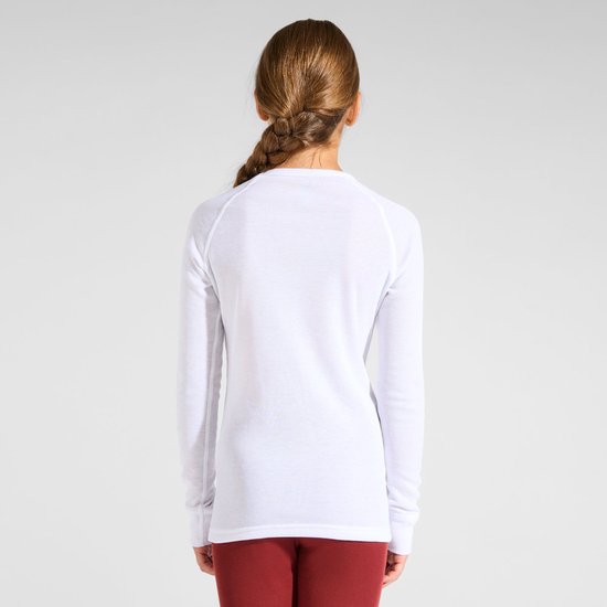 Rugzijde van een wit Odlo thermoshirt met lange mouwen gedragen door een meisje met een vlecht.