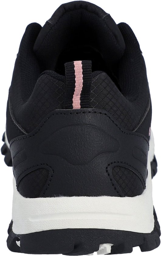 Achterkant van zwarte Hi-Tec wandelschoen met roze hiellipje en witte tussenzool.