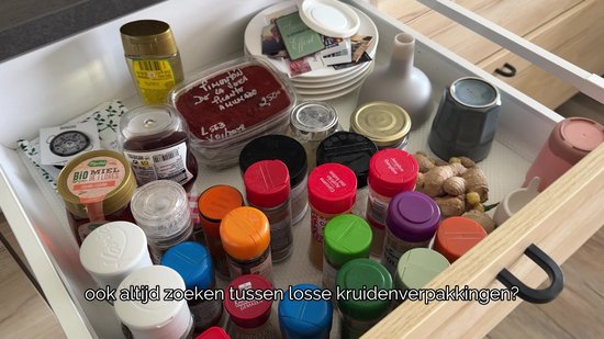 Soothe 24 Pots à Épices en Verre Carrés avec Couvercles en Acier Inoxydable - 2 Types de Couvercles à Saupoudrer - Saupoudreur d'Épices - Spice Jars - Ensemble Complet incluant des Étiquettes d'Épices, un Stylo Craie et des Accessoires - 120ml