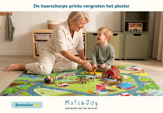 Vrouw en jongen spelen op een boerderij speelmat met gedetailleerde boerderijprint en houten speelgoed.