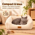 Grijze kat slaapt in een knusse, crème-kleurige Petville-mand. Tekst: Compact & knus, perfect voor kleine huisdieren.