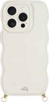 xoxo Wildhearts Glossy Wavy Cord Case Beige telefoonhoesje - Geschikt voor iPhone 13 Pro Max - Golvend hoesje geschikt voor telefoonkoord - Glimmende silicone case met golven - Vlekbestendig hoesje met haakjes - Beige / Crème