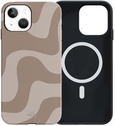 xoxo Wildhearts siliconen hoesje geschikt voor iPhone 14 MagSafe hoesje - Ride With Me Brown - Double Layer - Magnetisch telefoonhoesje - Magneet case - Backcover met dubbele bescherming - Golvenprint - Golvend patroon - Beige / Bruin