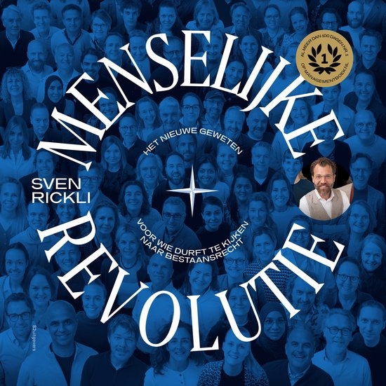 Boekomslag Menselijke Revolutie met een menigte mensen in blauwtinten, portret van Sven Rickli en goudkleurig nummer 1 label.
