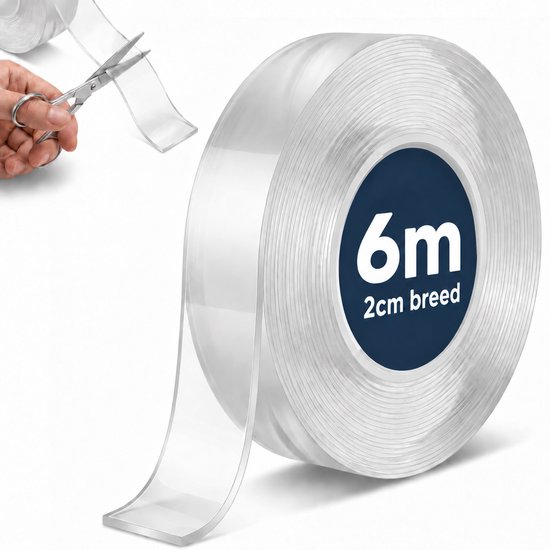 Rol transparante dubbelzijdige montagetape van 6 meter lang en 2 cm breed, terwijl een schaar deze op maat knipt.